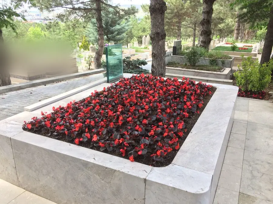 Tamamlanmış kabir bakımı, çiçek ve zemin düzeni