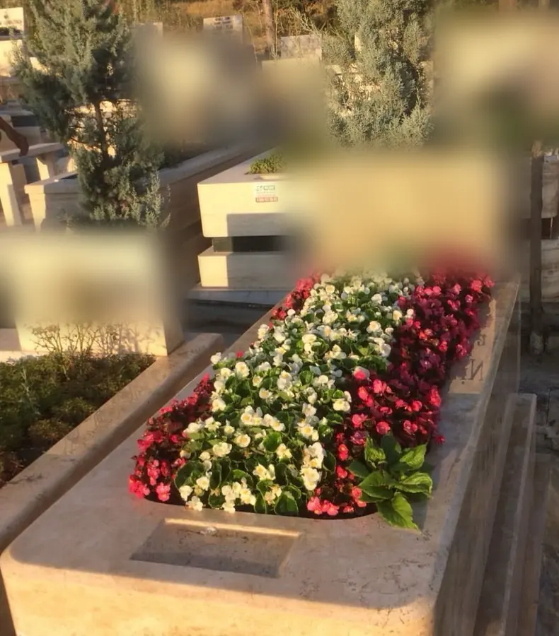 Tamamlanmış kabir bakımı, çiçek ve zemin düzeni