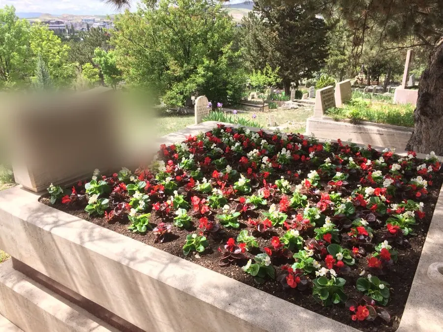 Tamamlanmış kabir bakımı, çiçek ve zemin düzeni