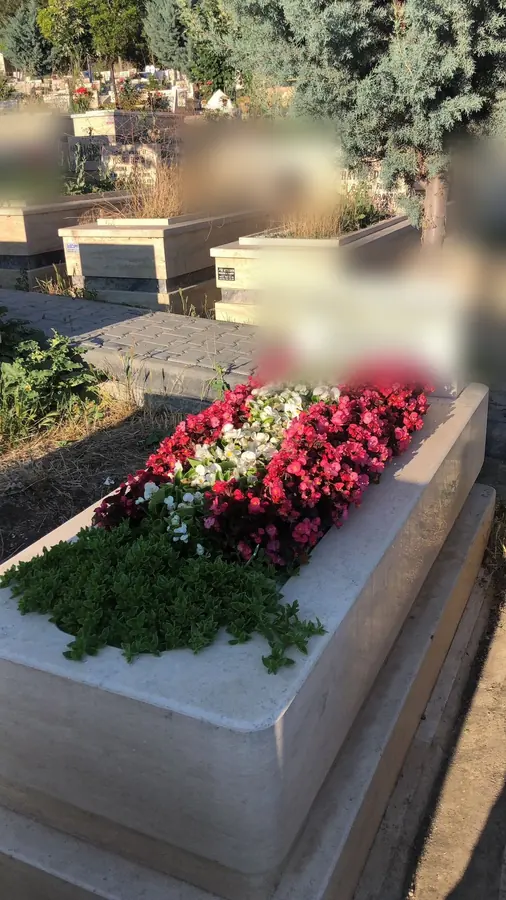 Tamamlanmış kabir bakımı, çiçek ve zemin düzeni