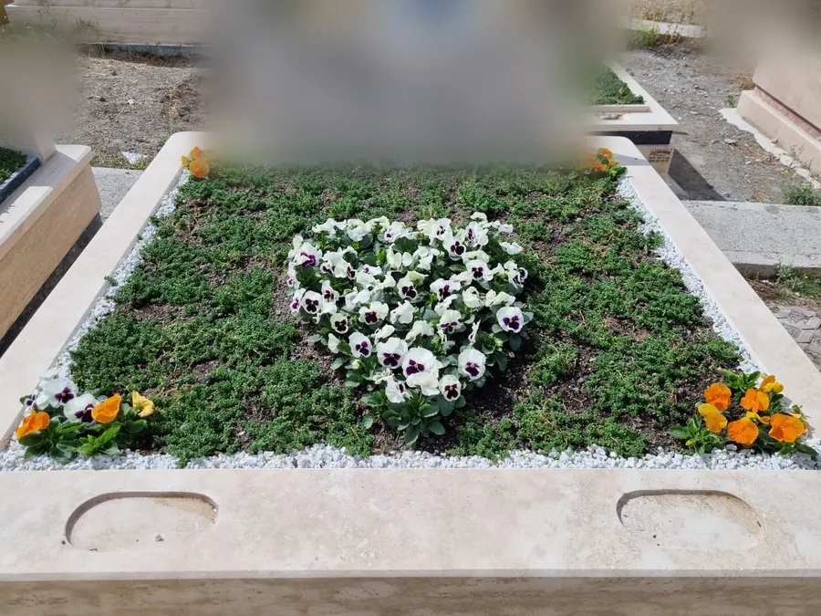Tamamlanmış kabir bakımı, çiçek ve zemin düzeni